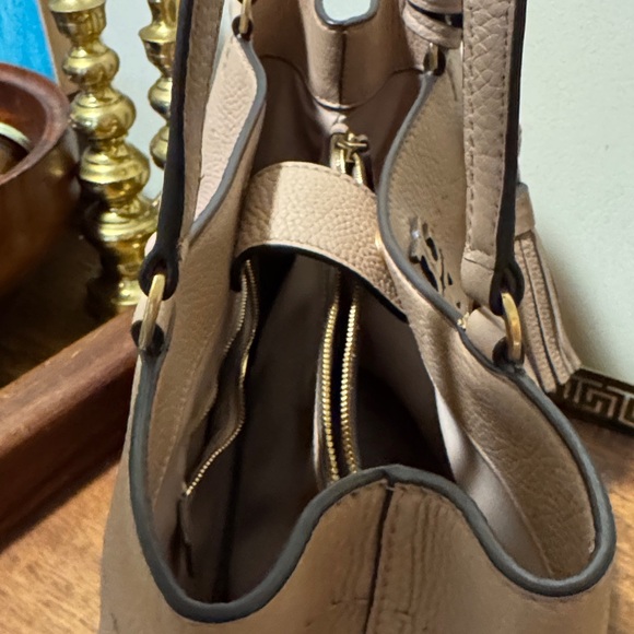 Tory Burch Mcgraw Triple-compartment Tote Devon Sand Nude Pebbled Leather - Picture 8 of 13